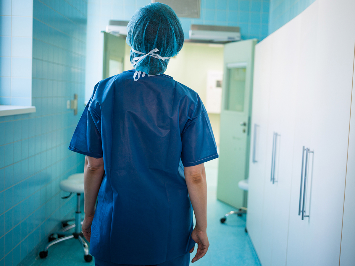 Enfermera camina por el pasillo de un hospital